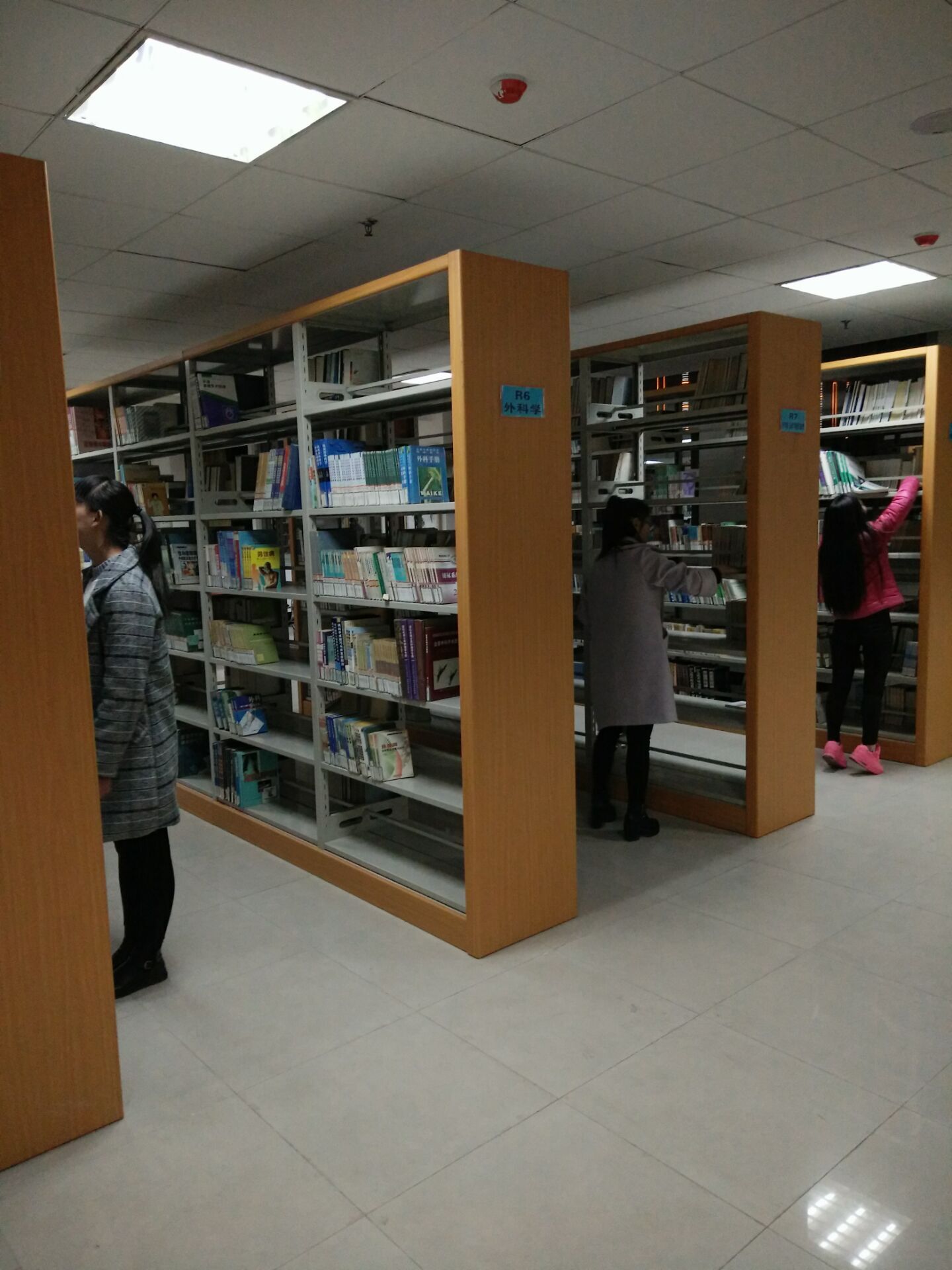 经济管理学院志愿者服务队深入渭南市图书馆开展义务活动